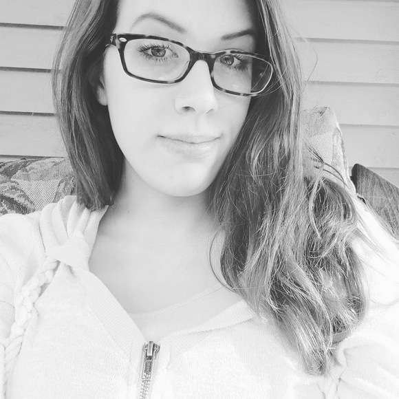 Meet your Posher, Olivia - Picture 2 of 2